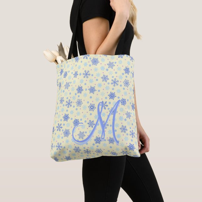 Tote Bag Pastel Yellow Snowflakes Moderne Élégant Monogramm (De près)