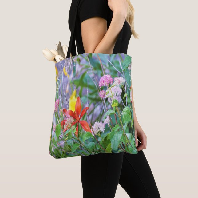 Tote Bag Paysage de jardin orageux avec Hydrangea et Lilies (De près)
