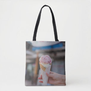 Tote Bag Personne tenant de la crème glacée à la fraise