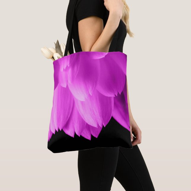 Tote Bag Pétales de fleurs roses chaudes sur noir (De près)