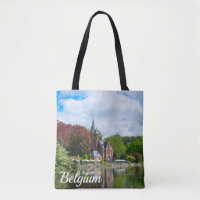 Petit château près du lac à Bruges, Belgique