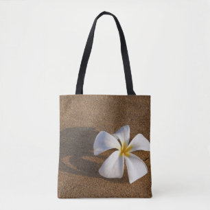 Tote Bag Plumeria sur une plage de sable, Maui, Hawaï, État