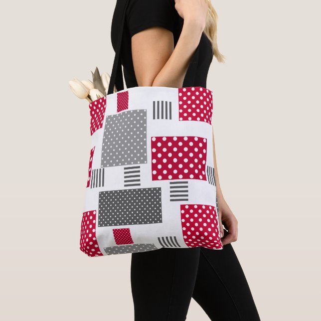 Tote Bag Pneuka rouge gris patchwork sur arrière - plan bla (De près)