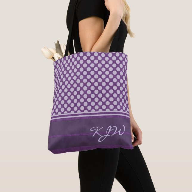Tote Bag Point Polka de lavande sur un monogramme de prune (De près)