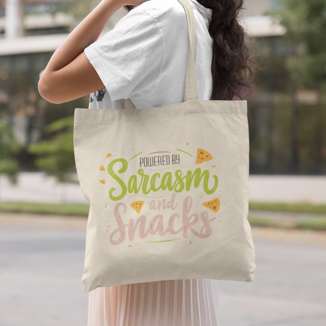 Tote Bag Powered by Sarcasm and Snacks - Amusant et humoris (Créateur téléchargé)