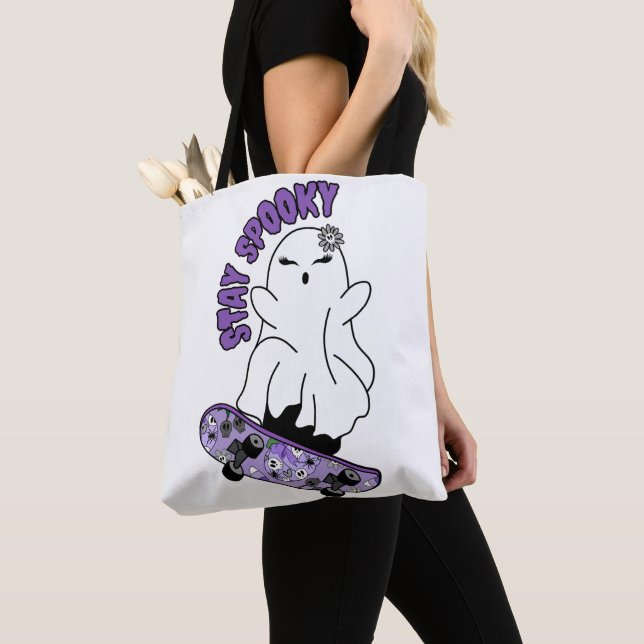 Tote Bag "Restez Éffrayant" Fantôme sur un skateboard - Coo (De près)