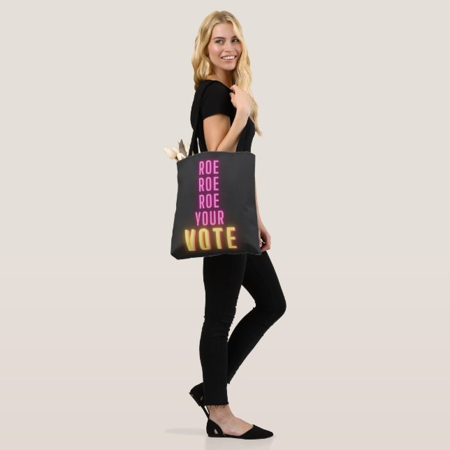 Tote Bag Roe Ton Vote Pink Neon (Sur le modèle)