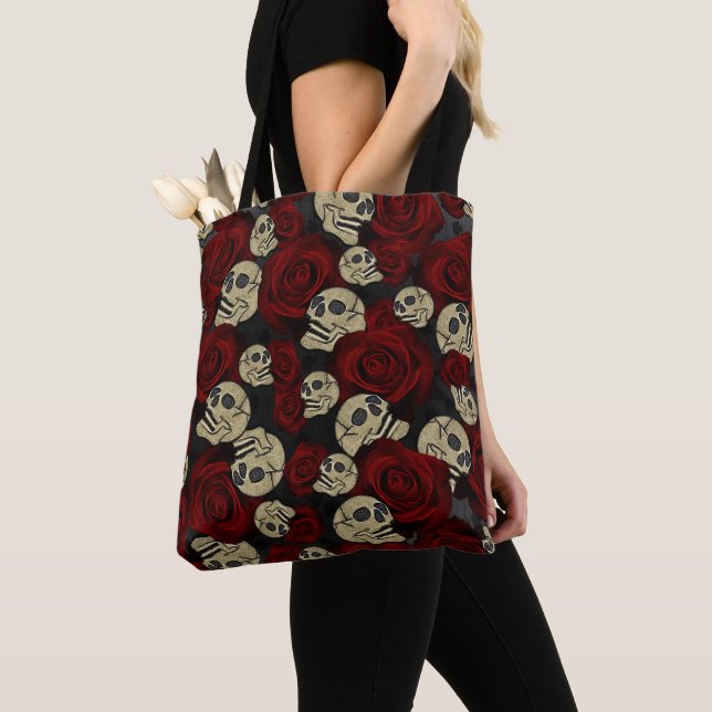 Tote Bag Roses rouges et crânes gris noir floral gothique (De près)