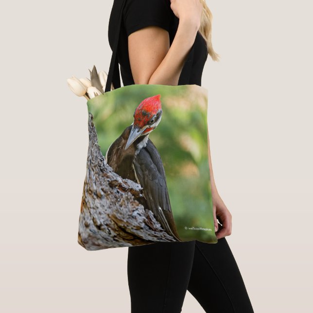 Tote Bag Stunning Portrait of Pileated Woodpecker on Tree (De près)