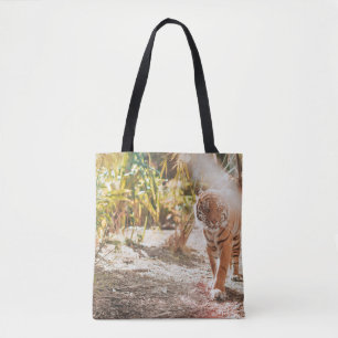 TOTE BAG TIGER BROWN DANS LE GESTE DE MARCHE