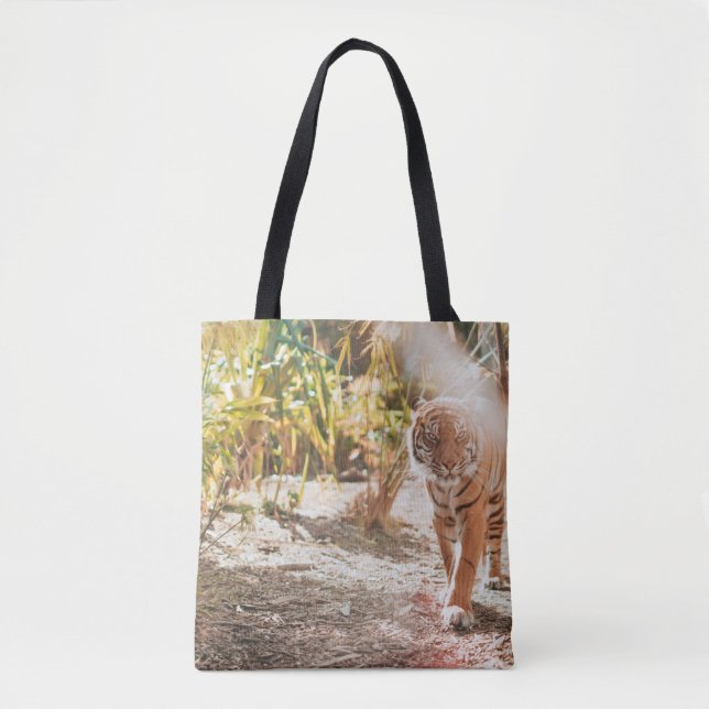 TOTE BAG TIGER BROWN DANS LE GESTE DE MARCHE (Devant)