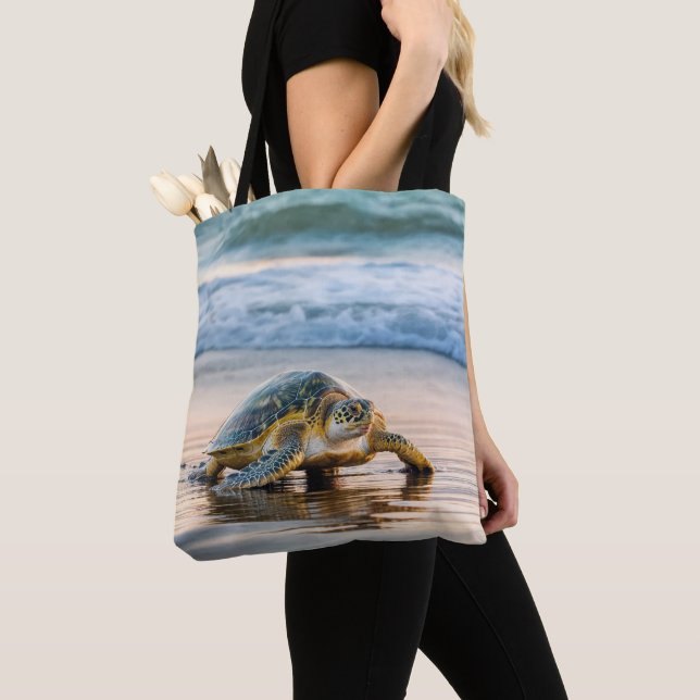 Tote Bag Tortue Marchant Sur Le Sable De Plage Humide (De près)