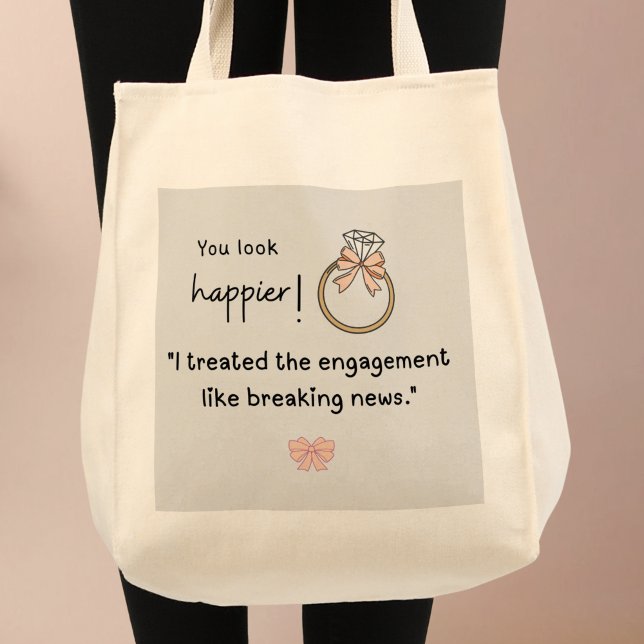 Tote Bag Tu as l'air plus heureux ! Fiançailles de nouvelle (You look happier! "I treated the engagement like breaking news! Custom name bag)
