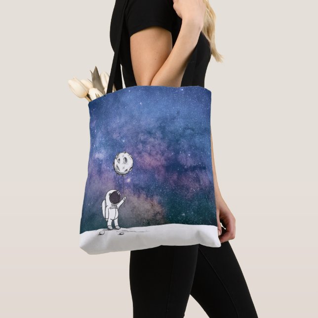 Tote Bag Un astronaute dans l'espace avec un ballon de lune (De près)