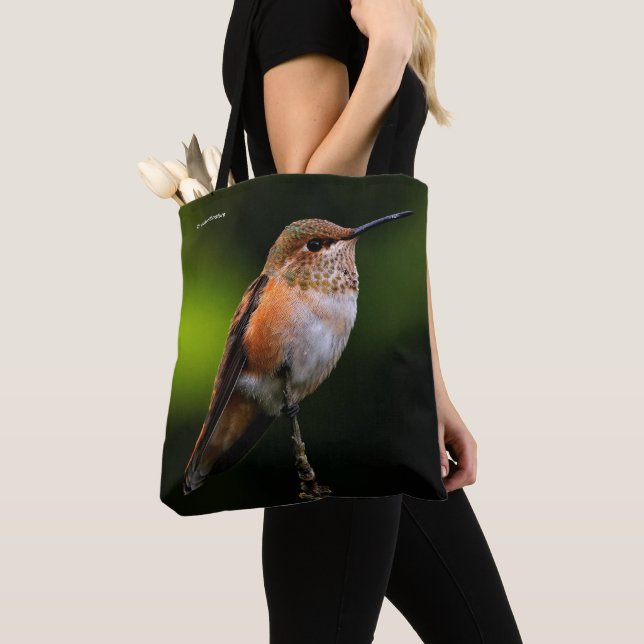 Tote Bag Un colibri roux doux Poses sur l'arbre fruitier (De près)