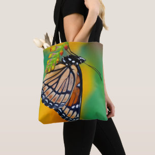 Tote Bag Un papillon Limenitis archippus sur des fleurs