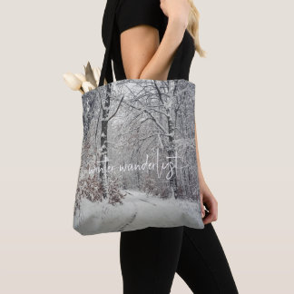 Tote Bag Un sentier à travers la forêt d'hiver enchanteress