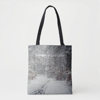 Tote Bag Un sentier enneigé à travers une forêt d'hiver