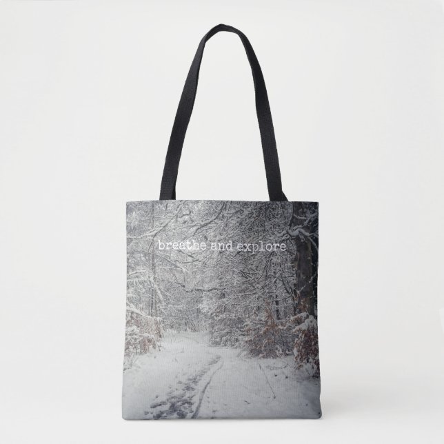 Tote Bag Un sentier enneigé à travers une forêt d'hiver (Devant)