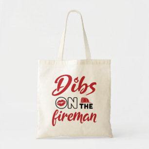 Tote Bag Une femme pompière se couche sur le pompier peut r