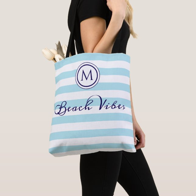 Tote Bag Vibes de plage Bleu blanc rayures Côtier Monogramm (De près)