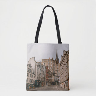 TOTE BAG VOITURES DISPOSÉES À CÔTÉ D'UN BÂTIMENT EN BÉTON B