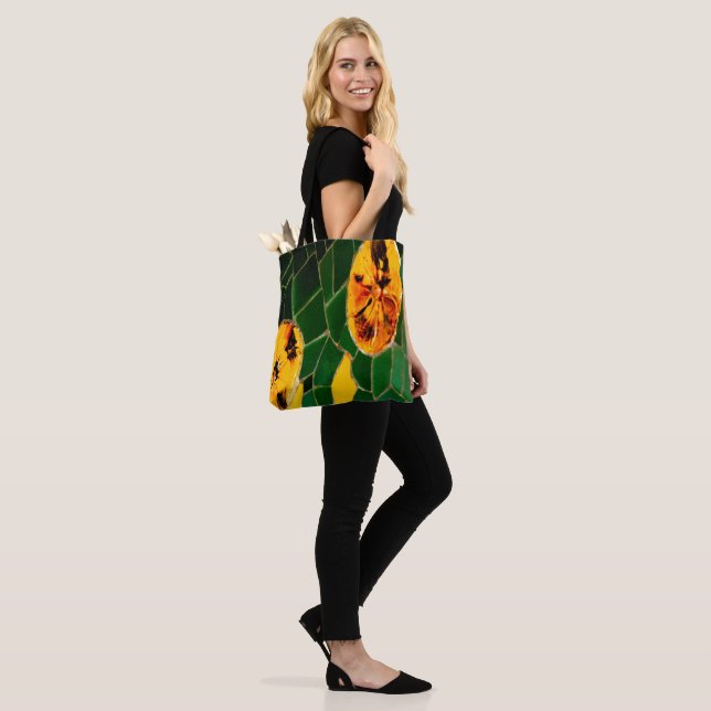 Tote Bag Yellow and Green Floral (Sur le modèle)