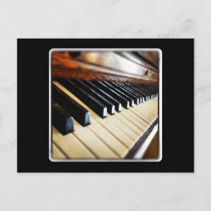 Touches de piano sur carte postale noire