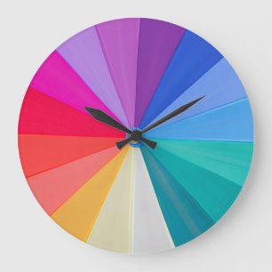 tourbillon de couleurs autour d'une grande horloge