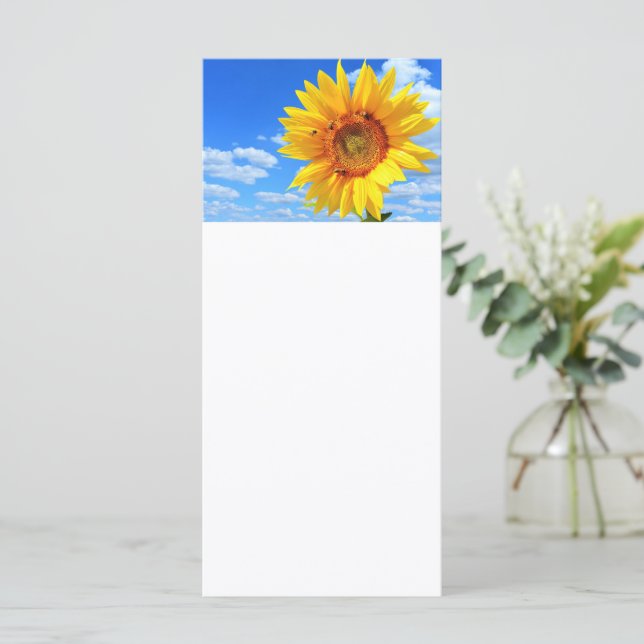 Tournesol et abeilles au menu d'été du ciel bleu (Debout devant)