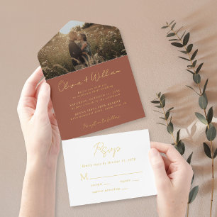 Tout En Un Invitation Élégant script photo Mariage en terre cuite