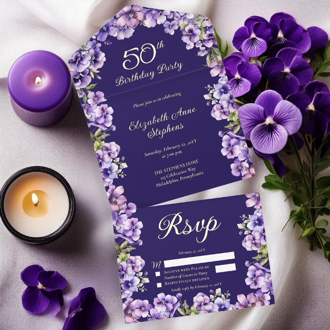 Tout En Un Invitation Élégante Violette violette Florale 50e fête d'anni (Elegant Boho Purple Violets Floral Formal 50th Birthday Party All in One Gold Foil Invitation)