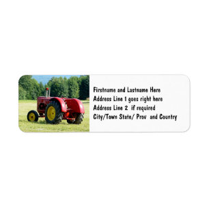 Tracteur rouge antique de ferme