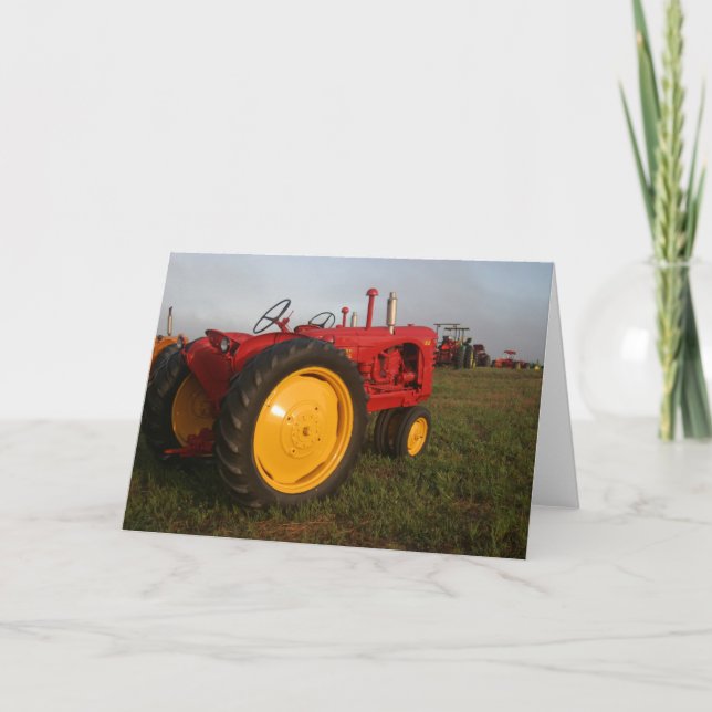 Tracteur rouge dans la carte de voeux du matin (Devant)