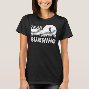 Trail Running im Sonnenuntergang mit Bergen T-Shirt