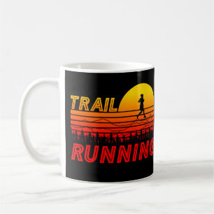 Trail Running orangen Sonnenuntergang mit Bergen Coffee Mug