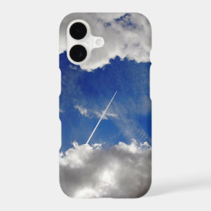 Traînées d'avion à réaction entre les nuages