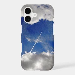 Traînées d'avion à réaction entre les nuages