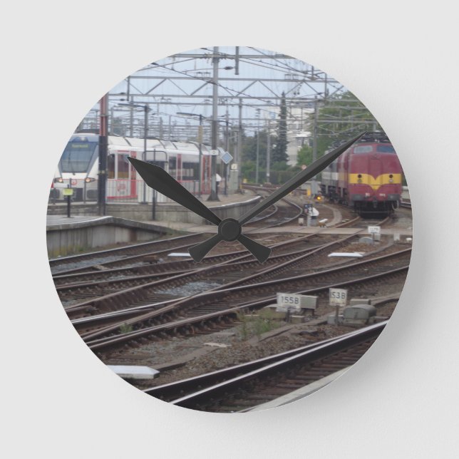 Trains de passagers arrivant à la gare, Horloge mu (Recto)