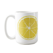 Tranche de citron jaune vif sur mug blanc