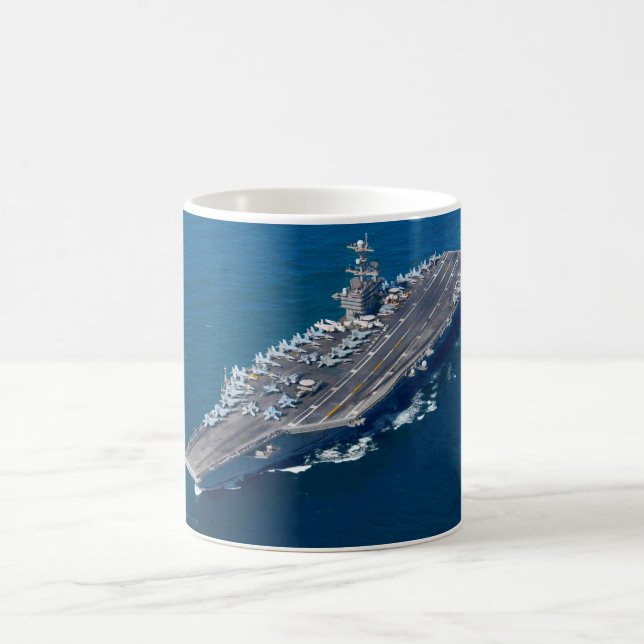 TRANSPORTEUR D'AÉRONEF AMÉRICAIN - CVN-74 Mug (Centre)