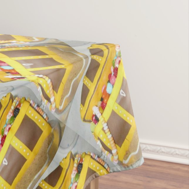 Treasure chest cake tablecloth (In Situ)