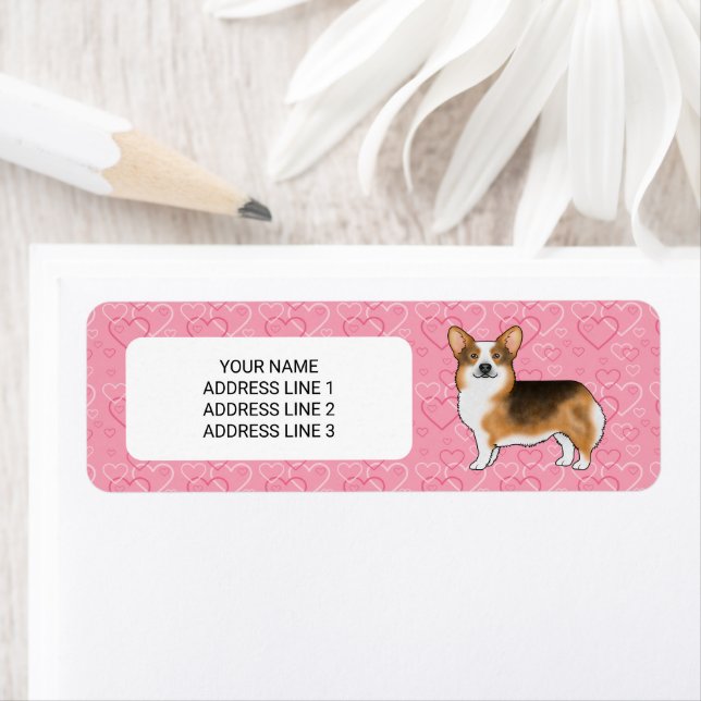 Tri en tête rouge Pembroke Welsh Corgi Coeurs rose (En situation)