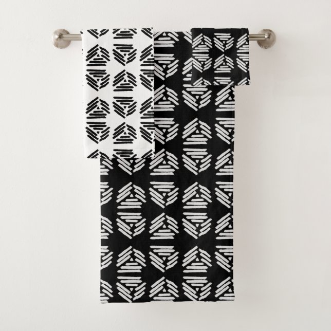Tribal Pyramid Black and White Alternating Tile Bath Towel Set (Insitu)