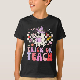 Trick Or Teach Groovy Teacher Halloween Retro Flor T-Shirt