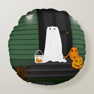 Trick Or Treat Oliver The Otter! Round Pillow