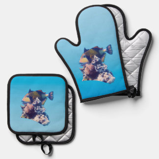 Triggerfish - Organic Crop View at Coral Reef | Oven Mitt & Pot Holder Set