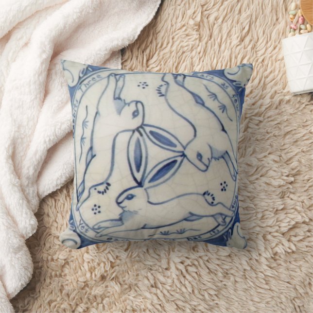 Trio de lapin antique, Coussin de carreaux bleu et (Couverture)
