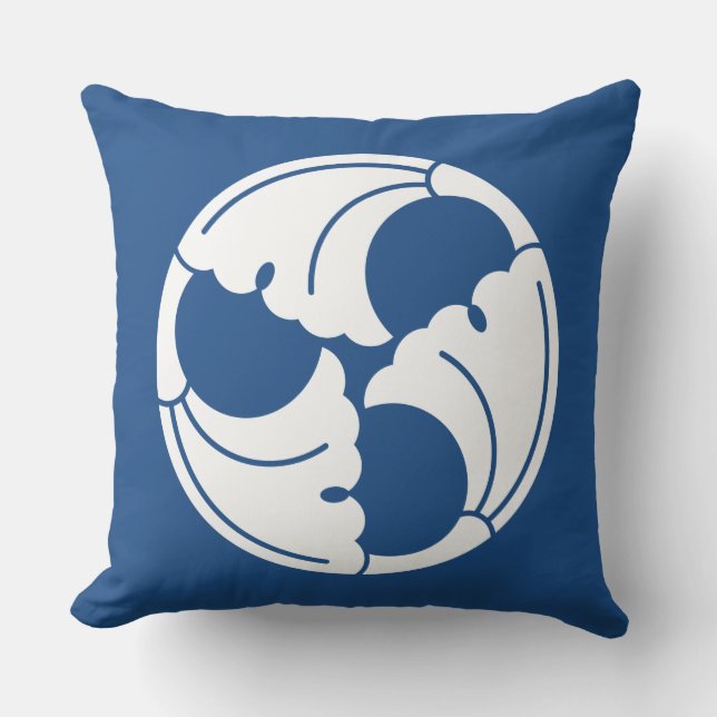 Trisected ginkgo leaves throw pillow (Front)