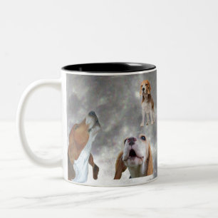 Trois beagles hurlant à la tasse de lune